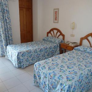 Habitación Estándar con 2 Camas Individuales